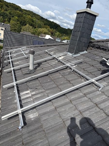 Unterkonstruktion während der Montage – Referenzprojekt in Wachtberg