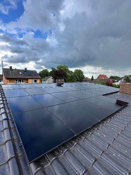 24,65-kWp-Schrägdachanlage mit 53 Modulen und Speicher
