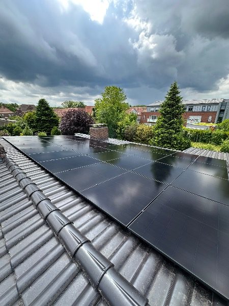 Fertig installierte Photovoltaik-Module – Referenzprojekt in Werne