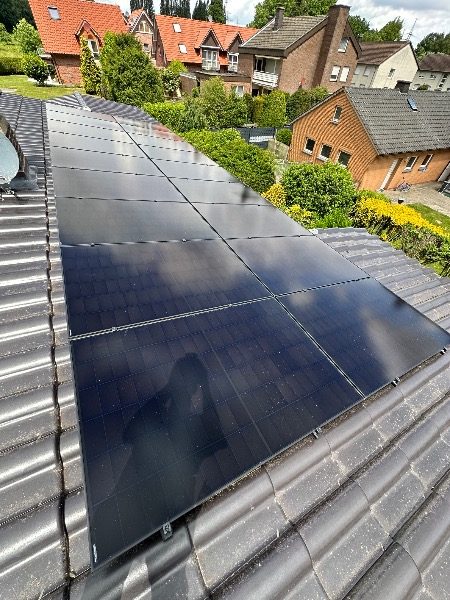 Fertig installierte Photovoltaik-Module – Referenzprojekt in Werne