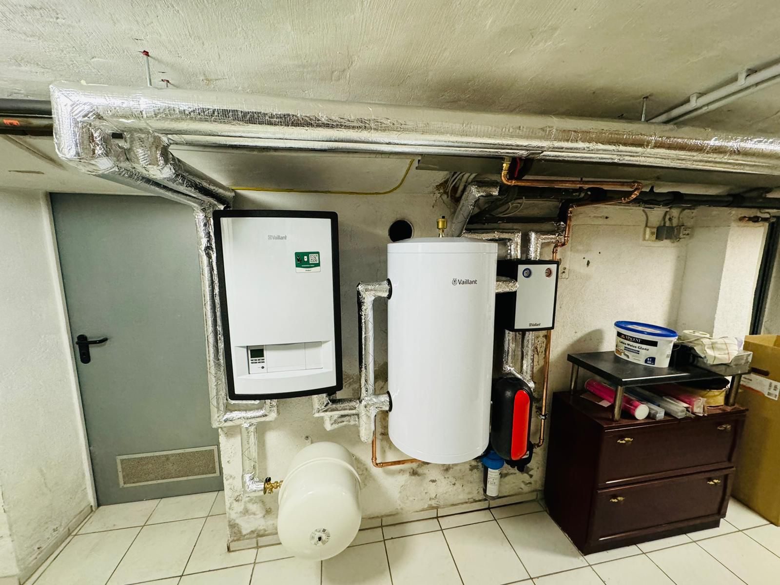 Inneneinheit der Wärmepumpe im Technikraum, Referenzprojekt in Dortmund