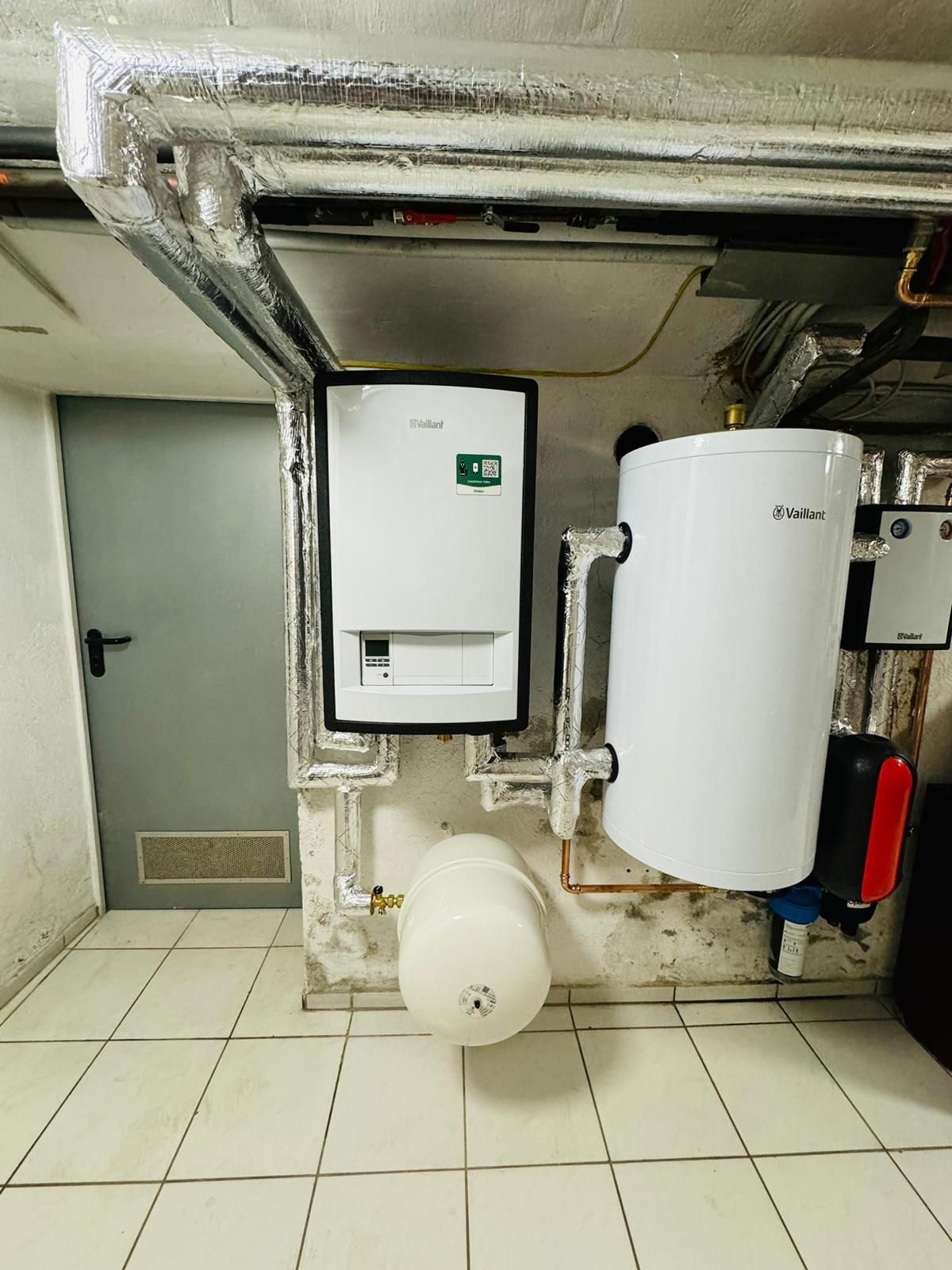 Hydraulikanschlüsse und Verrohrung im Heizraum, Referenzprojekt in Dortmund