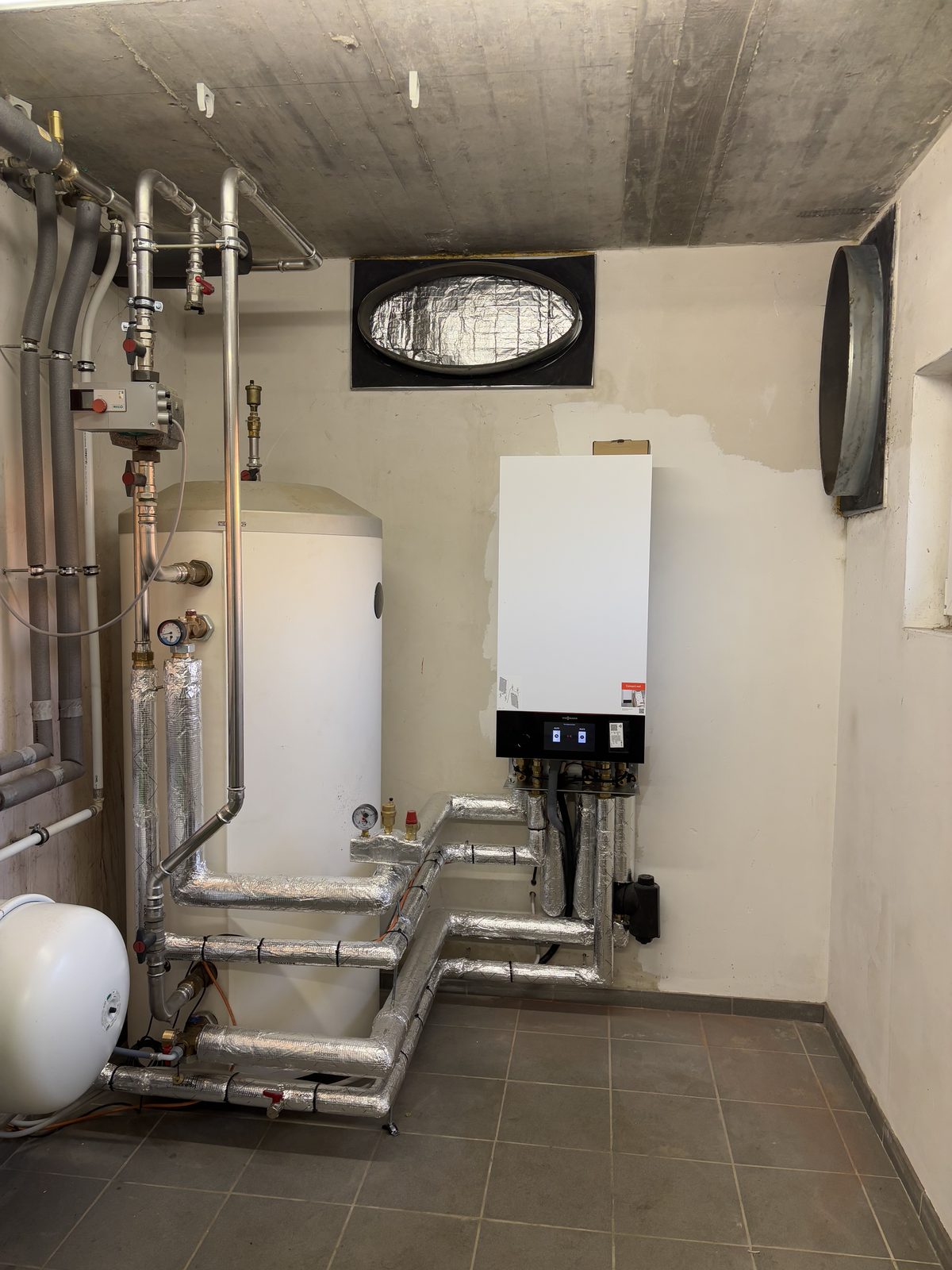 Inneneinheit der Wärmepumpe im Technikraum, Referenzprojekt in Jüchen