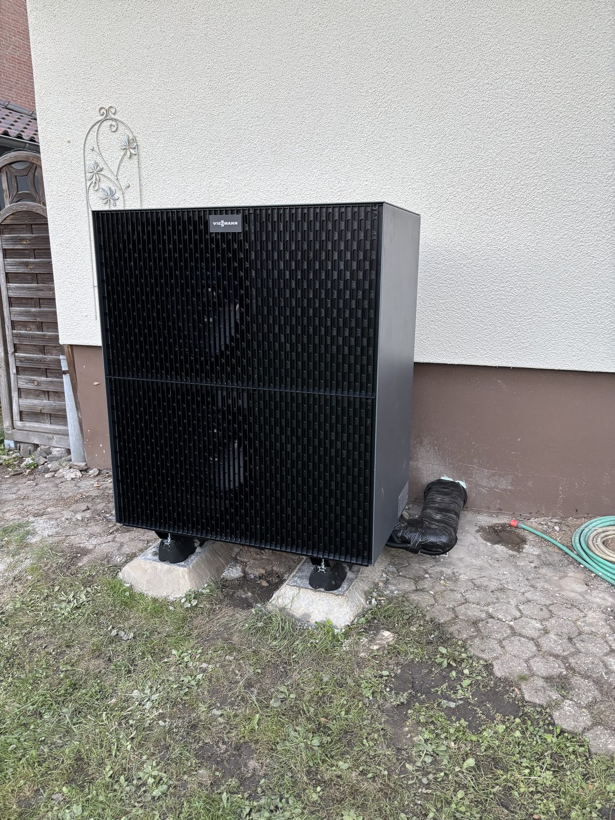 Außeneinheit der Wärmepumpe an der Hausfassade, Referenzprojekt in Köln