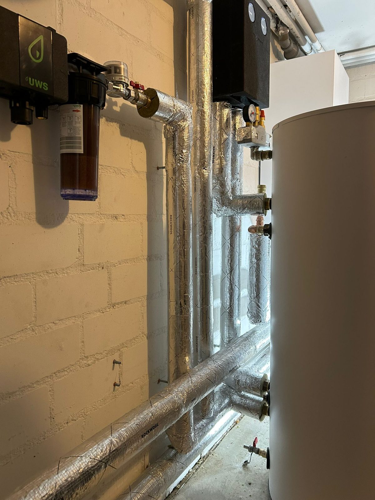 Inneneinheit der Wärmepumpe im Technikraum, Referenzprojekt in Pinnow