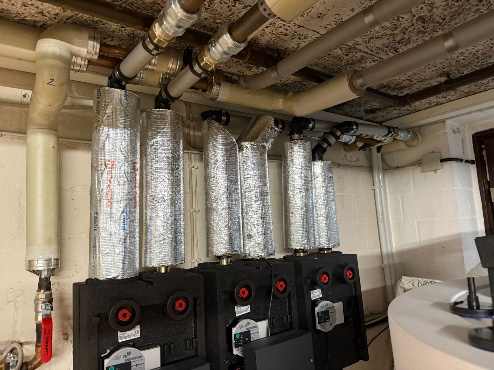 Inneneinheit mit Warmwasser- und Pufferspeicher im Technikraum, Referenzprojekt in Uetersen